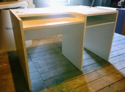 Velký bílý psací stůl např. pro PC do kanceláře