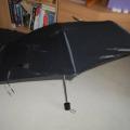 Černý deštník skládací,