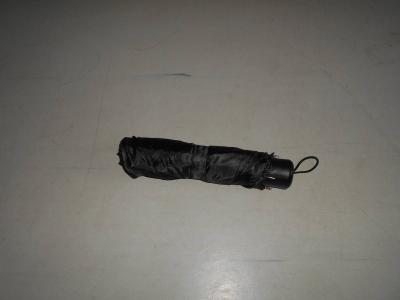 Černý deštník skládací,