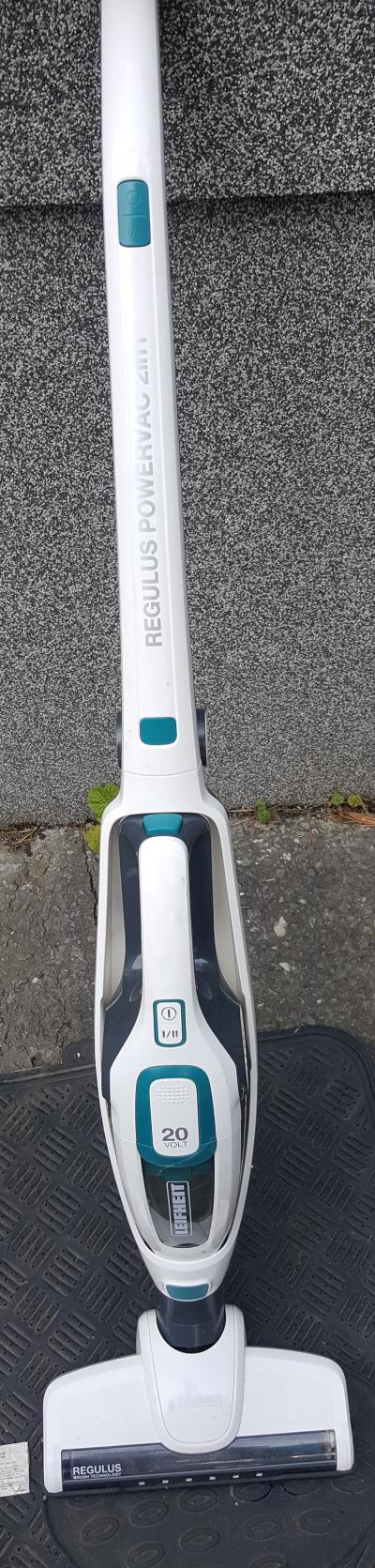 Tyčový aku vysavač