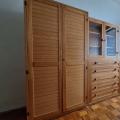 Komplet šatní skříně, prosklené skříňky a šuplíkové komody