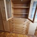 Komplet šatní skříně, prosklené skříňky a šuplíkové komody
