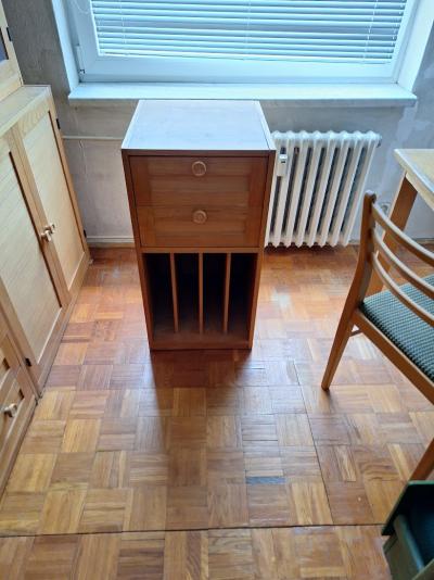 Skříňka ze světlého dřeva