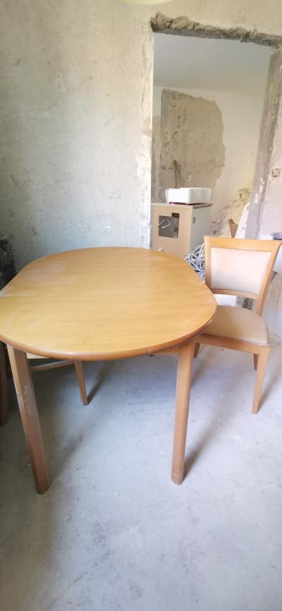 Daruji jídelní stůl se 4 židlemi značky TON