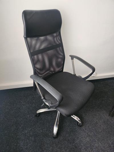 kancelářská židle černá otočná