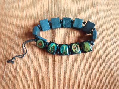 Dřevěný náramek se sv. obrázky