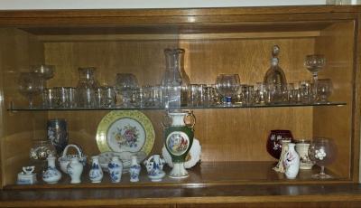 Staré ozdobné nádobí