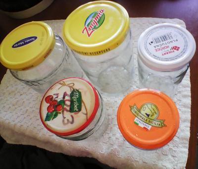 Zavařovací sklenice se šroubovacími víčky,