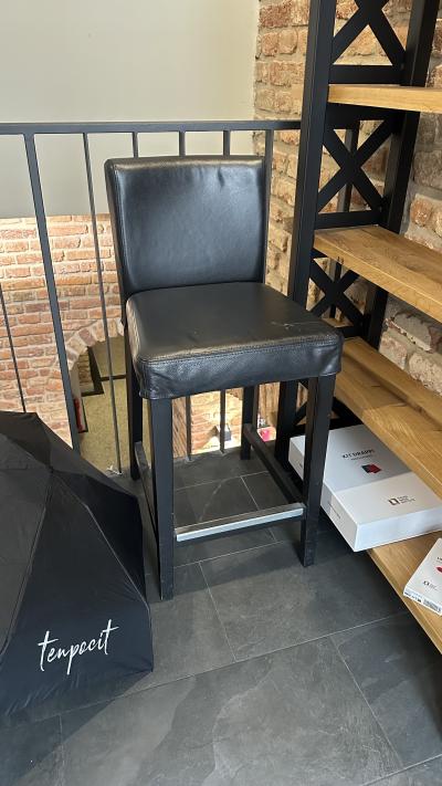 Černá koženková barová židle