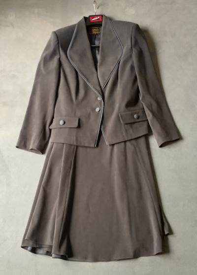 Šedý dámský retro podzimní kostým