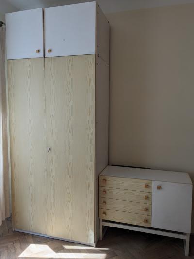 Šatní skříň a dvě skříňky