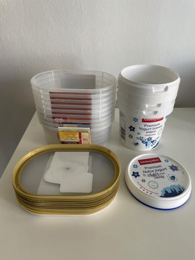 Plastové kbelíčky od jogurtů a krabice od zmrzliny