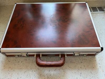 Kufřík s příbory