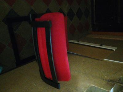 křeslo červené pérovací