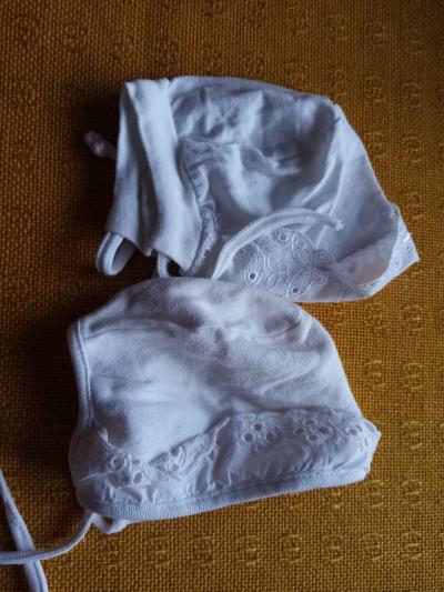 2 čepičky pro kojence nebo panenku