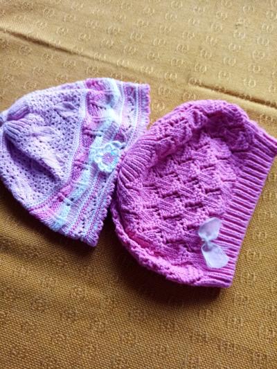 2 čepičky větší 2-3r