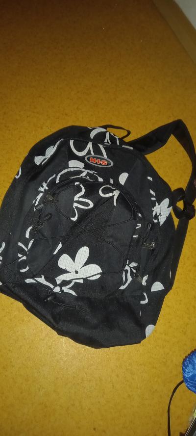 Černý batoh s kytičkami