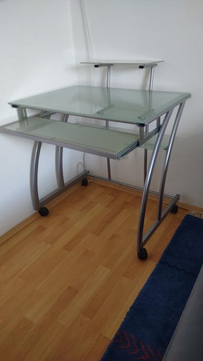 Kancelářský stůl skleněný