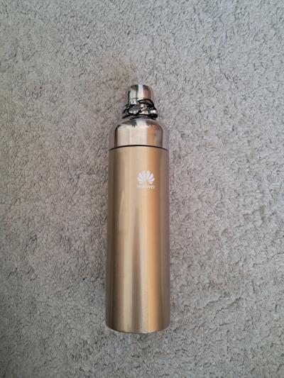 Termoska se sítkem uvnitř