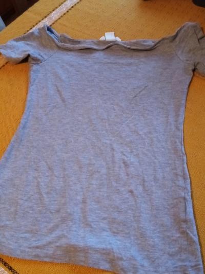 šedé tričko výstřih lodička S