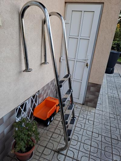 Žebřík do bazénu