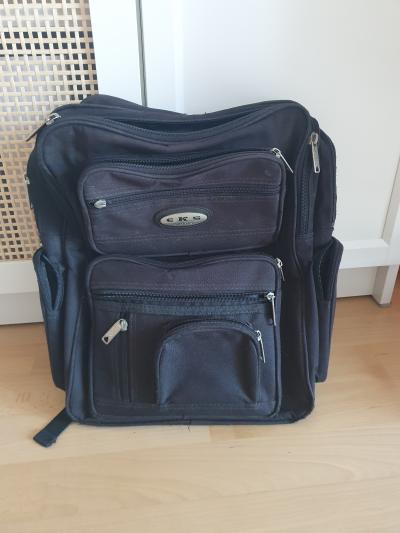 Daruji starší černý batoh