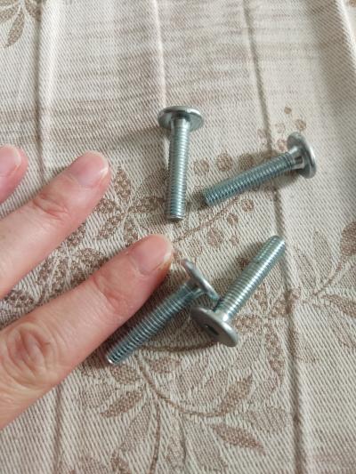 Šrouby z dětské postýlky