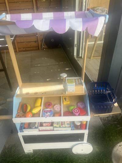 Dřevěný dětský obchod pojízdný