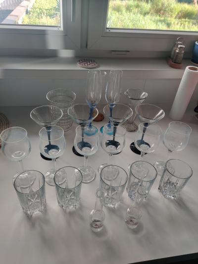 Sklenice různé druhy a vázy