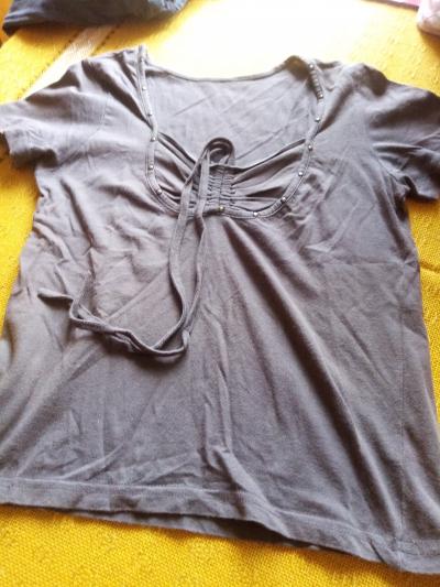 hnědé tričko zdobené asi 134