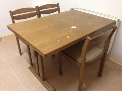 rozkládací stůl + 3 židle