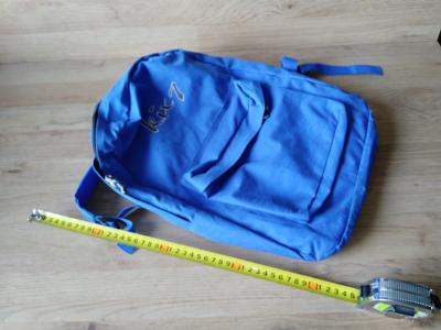 menší modrá batůžek