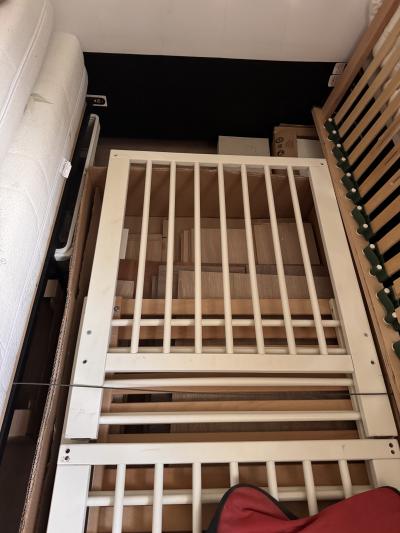 Dětská postýlka s matrací, bíle natřená