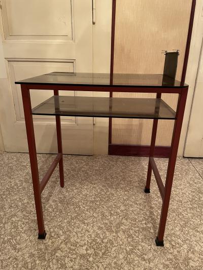 Skleněný stolek s kovovými nožičkami