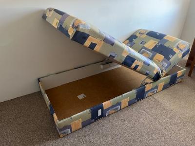 Pohovka s úložným prostorem