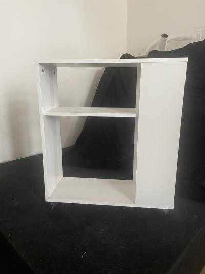 Police /poradač/ ke compu či stolku v kanceláří  2ks