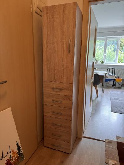 Vysoká skříňka s supliky