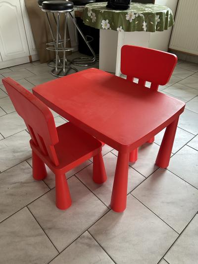Dětský stoleček s židlemi