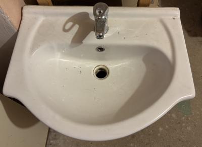 Umyvadlo se skrinkou