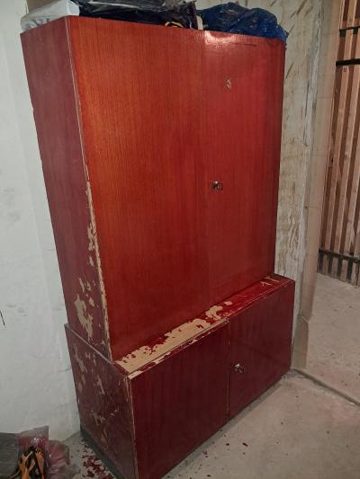 Dvě staré skříňky