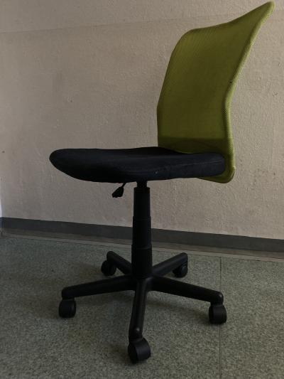 Dětská otočná židle