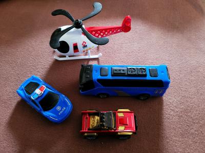 Autíčka a vrtulník