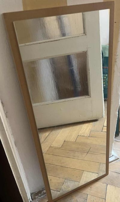 Zrcadlo na dřevěné desce