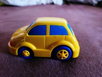 Autíčko žluté