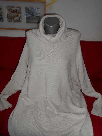 Svetrové šaty s rolákem