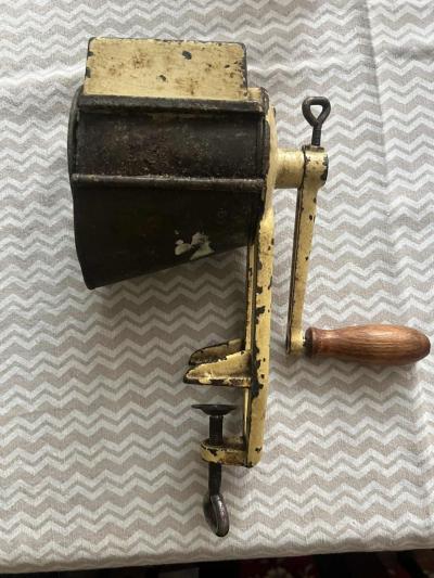 Daruji starý mlýnek na strouhanku