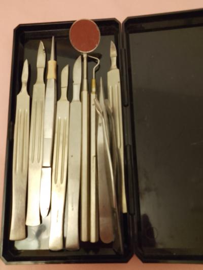 Krabička se zubařskými nástroji