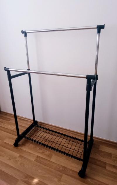 Pojízdný šatní stojan