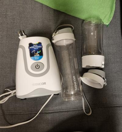 Smoothie maker (vyžaduje mini opravu, chýba mu asi šrubka)