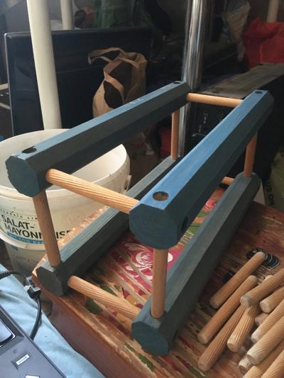 Starý stojan na víno dřevěný